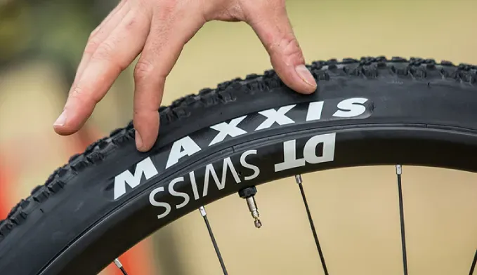 Floor pump connected to a tubeless bicycle tire valve