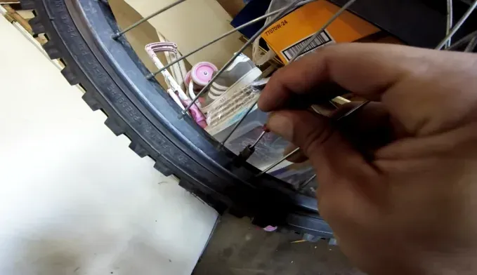 Removable Presta valve core with two small wrench flats
