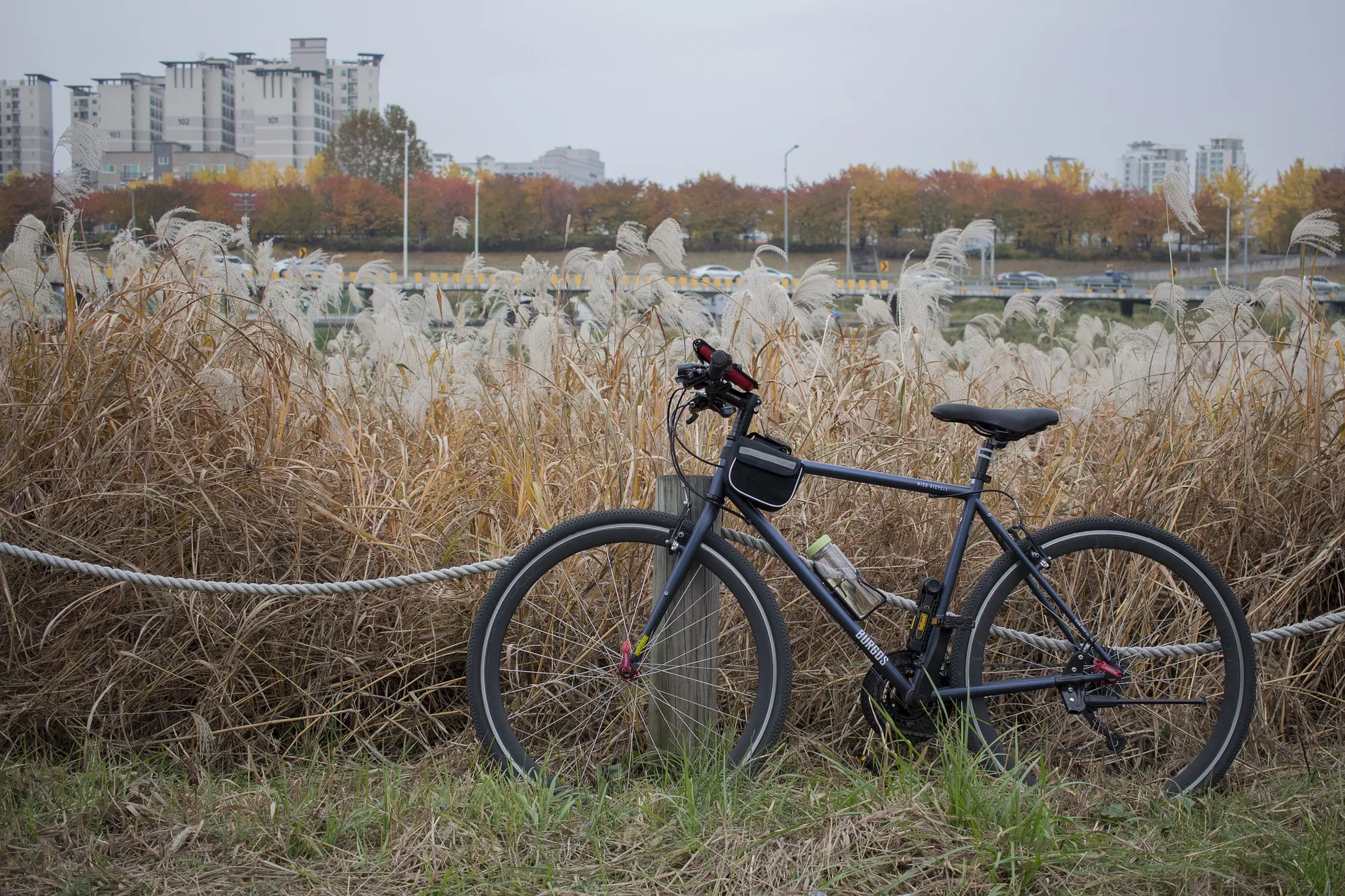 Hybrid bicycle with a front suspension fork